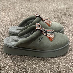 Like new! UGG Tazzle